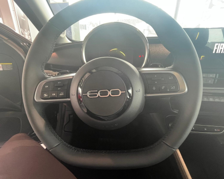 FIAT 600 1.2 100PK BUSINESS EDITION - € 24.800 - AUTOMAAT